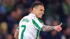 Antony gives a thumbs up while in action for Real Betis